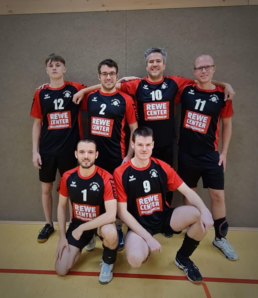 Das Mannschaftsfoto zeigt sechs Spieler des Volleyballteams der TG Waldsee.